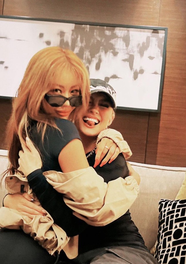 Agnez dan Jessi terlihat tampil kompak bergaya swag. Saking akrabnya, keduanya pun terlihat seperti pasangan kakak-beradik. Foto: Instagram/@agnezmo