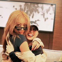 Agnez dan Jessi terlihat tampil kompak bergaya swag. Saking akrabnya, keduanya pun terlihat seperti pasangan kakak-beradik. Foto: Instagram/@agnezmo