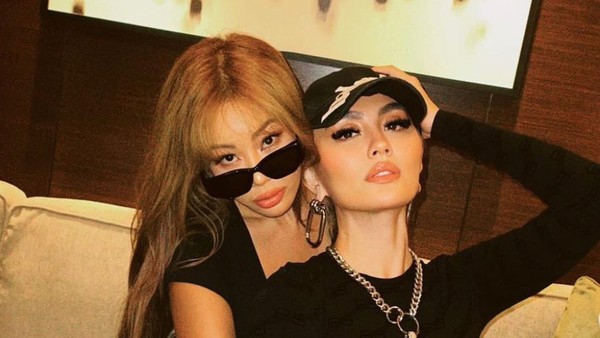 7 Foto Agnez Mo Bareng Penyanyi Korea Jessi yang Curi Atensi, Pamer Keakraban