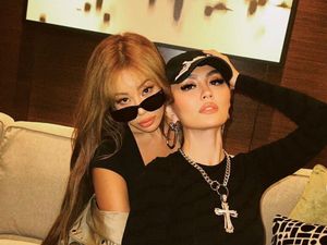 7 Foto Agnez Mo Bareng Penyanyi Korea Jessi yang Curi Atensi, Pamer Keakraban