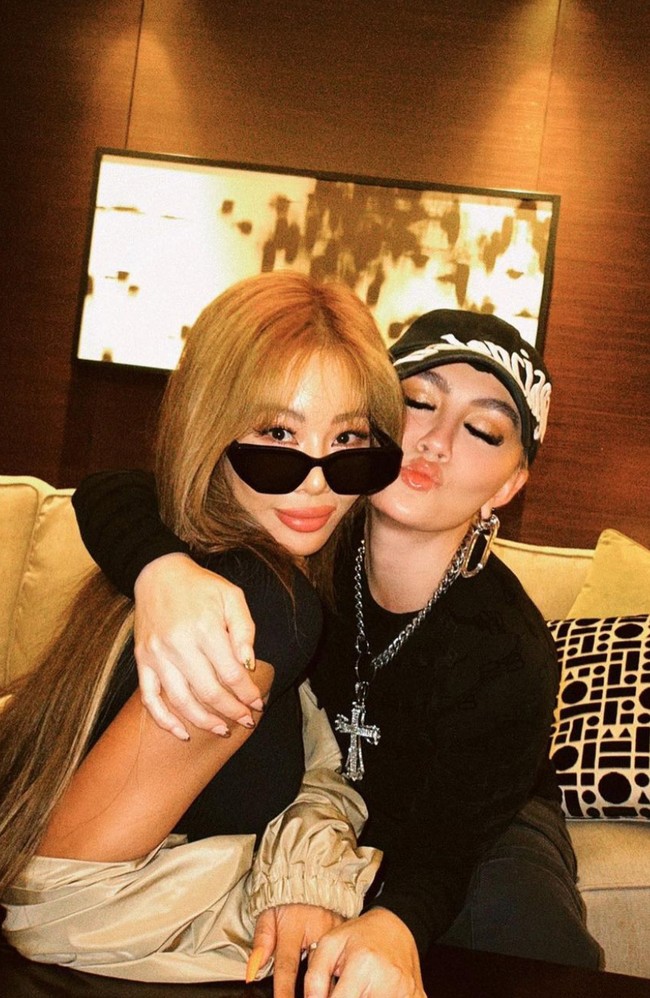 Dalam foto-foto yang dibagikan terlihat Agnez Mo yang mengenakan baju lengan panjang dipadukan dengan celana kargo dan topi berwarna hitam. Sedangkan Jessi tampil mengenakan crop top yang dipadukan dengan celana pendek ketat berwarna hitam dan jaket coklat muda yang disangkutkan di pinggangnya. Foto: Instagram/@agnezmo