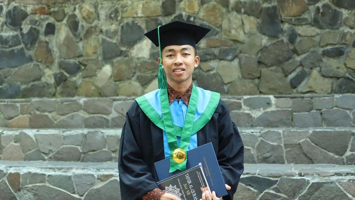 Ahmad Faisal berhasil menjadi wisudawan Universitas Islam Bandung (Unisba).