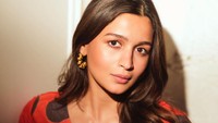 Dalam foto-foto tersebut, Alia Bhatt tampil dengan makeup minimalis. (Foto: dok. Instagram @aliaabhatt) 