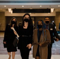 Inilah momen langka Angelina Jolie bersama Zahara Marley Jolie-Pitt. Jolie mengajak Zahara menghadiri konferensi tentang perlawanan terhadap kekerasan di Gedung DPR Amerika Serikat di Washington, DC. Foto: Getty Images