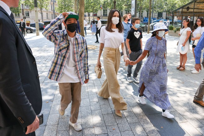 Angelina Jolie tampak bergandengan tangan dengan Zahara Jolie-Pitt. Pada momen di foto ini, ada juga Pax Thien dan Knox-Leon Jolie. Pax Thien yang diadopsi Jolie dari Vietnam saat ini berusia 18 tahun dan kuliah di Yonsei University, Korea Selatan. Foto: Getty Images