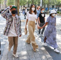 Angelina Jolie tampak bergandengan tangan dengan Zahara Jolie-Pitt. Pada momen di foto ini, ada juga Pax Thien dan Knox-Leon Jolie. Pax Thien yang diadopsi Jolie dari Vietnam saat ini berusia 18 tahun dan kuliah di Yonsei University, Korea Selatan. Foto: Getty Images