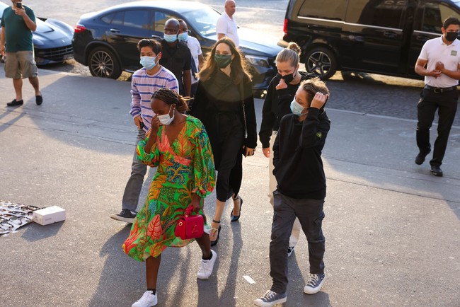 Pada foto ini, Angelina Jolie menghabiskan waktu bersama Pax Jolie-Pitt, Zahara Jolie-Pitt, Shiloh Jolie-Pitt dan Knox Jolie-Pitt. Knox yang memakai baju serba hitam merupakan anak laki-laki bungsu Jolie. Dia memiliki kembaran bernama Vivienne Jolie-Pitt. Usia si kembar kini sudah 14 tahun. Foto: Getty Images