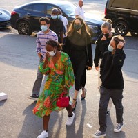 Pada foto ini, Angelina Jolie menghabiskan waktu bersama Pax Jolie-Pitt, Zahara Jolie-Pitt, Shiloh Jolie-Pitt dan Knox Jolie-Pitt. Knox yang memakai baju serba hitam merupakan anak laki-laki bungsu Jolie. Dia memiliki kembaran bernama Vivienne Jolie-Pitt. Usia si kembar kini sudah 14 tahun. Foto: Getty Images