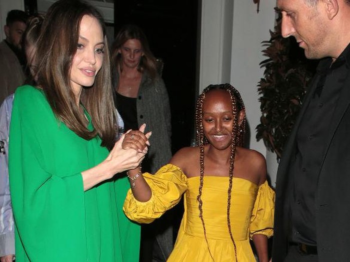 ROME, ITALY - OCTOBER 24: (L-R) Maddox Jolie-Pitt, Shiloh Jolie-Pitt, Knox Jolie-Pitt, Zahara Jolie-Pitt, Vivienne Jolie-Pitt and Angelina Jolie are seen on October 24, 2021 in Rome, Italy. (Photo by MEGA/GC Images)
