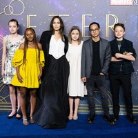 Angelina Jolie pernah tampil secara istimewa bersama lima anaknya ke premier film terbarunya Eternals pada 2021. Dari kiri ke kanan, kelima anak Jolie yang tampak sudah besar adalah Shiloh Jolie-Pitt, Zahara Jolie-Pitt, Vivienne Jolie-Pitt, Maddox Jolie-Pitt dan Knox Jolie-Pitt. Pada momen spesial ini hanya Pax Thien yang tak hadir. Foto: Getty Images
