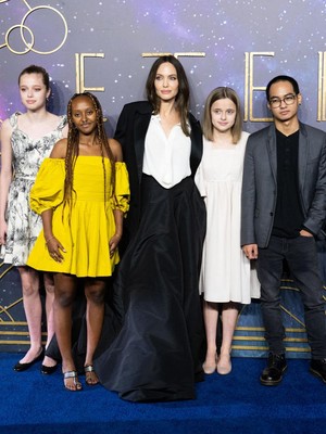 Anak Angelina Jolie Lepaskan Embel-embel Nama Pitt