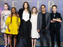 Anak Angelina Jolie Lepaskan Embel-embel Nama Pitt