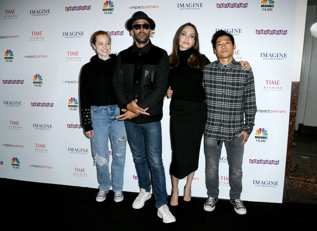Misalnya saja momen langka ini di mana Angelina Jolie membawa tiga anaknya yang sudah besar ke premier film dokumenter Paper & Glue: A JR Project di Los Angeles. Jolie hadir ke premier film tersebut bersama Shiloh Jolie-Pitt dan Pax Thien Jolie-Pitt. Shiloh merupakan anak kandung pertama dari Angelina Jolie dan Brad Pitt. Sedangkan Pax Thien merupakan anak yang diadopsi Jolie dan Pitt dari Vietnam. Foto: Getty Images