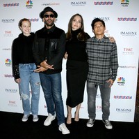 Misalnya saja momen langka ini di mana Angelina Jolie membawa tiga anaknya yang sudah besar ke premier film dokumenter Paper & Glue: A JR Project di Los Angeles. Jolie hadir ke premier film tersebut bersama Shiloh Jolie-Pitt dan Pax Thien Jolie-Pitt. Shiloh merupakan anak kandung pertama dari Angelina Jolie dan Brad Pitt. Sedangkan Pax Thien merupakan anak yang diadopsi Jolie dan Pitt dari Vietnam. Foto: Getty Images