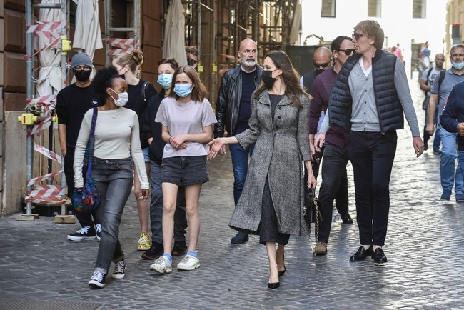 Momen langka Angelina Jolie muncul di publik bersama lima anaknya, Maddox Jolie-Pitt, Shiloh Jolie-Pitt, Knox Jolie-Pitt, Zahara Jolie-Pitt, dan Vivienne Jolie-Pit. Pax Thien yang kuliah di Korsel tampak tak ikut serta saat mereka berjalan-jalan di Roma, Italia pada 2021. Foto: Getty Images