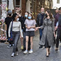 Momen langka Angelina Jolie muncul di publik bersama lima anaknya, Maddox Jolie-Pitt, Shiloh Jolie-Pitt, Knox Jolie-Pitt, Zahara Jolie-Pitt, dan Vivienne Jolie-Pit. Pax Thien yang kuliah di Korsel tampak tak ikut serta saat mereka berjalan-jalan di Roma, Italia pada 2021. Foto: Getty Images