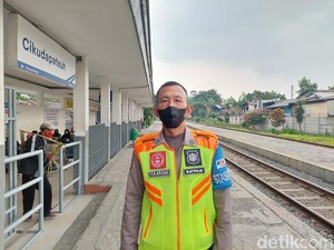 Viral Aksi Heroik Penjaga Perlintasan KA Selamatkan Pesepeda Bandung