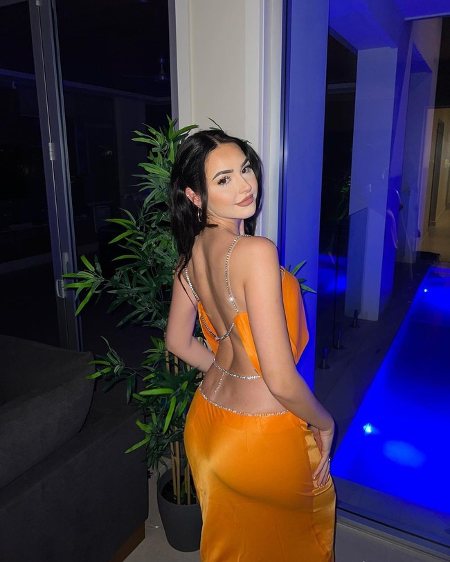 Dilansir Dailystar, orang-orang menunggu sampai berjam-jam untuk mendapatkan kesempatan bertemu dengan Anna Paul. Selagi mengantre masuk ke venue, mereka berdesak-desakan dan saling mendorong hingga polisi harus turun tangan.Foto: Instagram Anna Paul