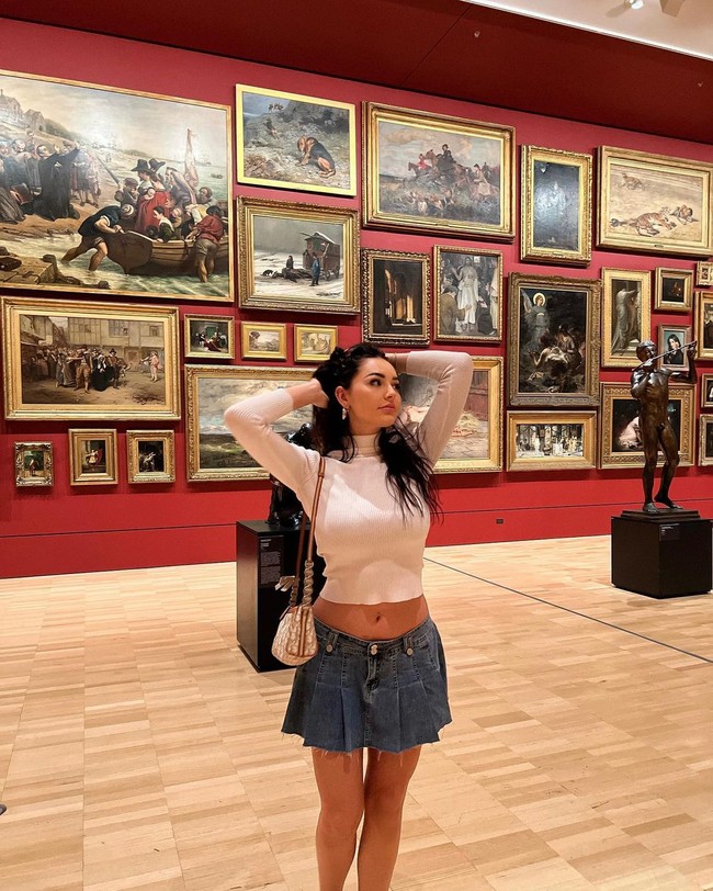 Para fans pun harus kecewa karena akhirnya acara tersebut dibatalkan. Tentu tak hanya para penggemar, Anna Paul sendiri kecewa dengan acaranya yang berakhir tidak menyenangkan. Foto: Instagram @anna_paull