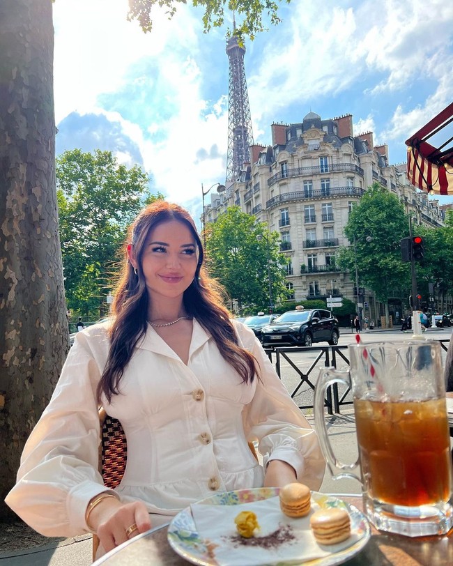 Sebelum jadi terkenal dan kaya karena media sosial, ia mengaku sempat hidup susah saat kecil hingga tinggal di mobil van. Ia mulai bekerja di supermarket di usia 15 tahun untuk membelikan ibunya sepatu.Foto: Instagram @anna_paull