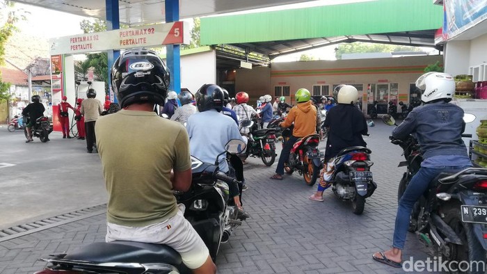 Antrean BBM di SPBU Pasuruan
