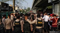 Petugas gabungan mulai bergerak menuju lokalisasi Gunung Antang.