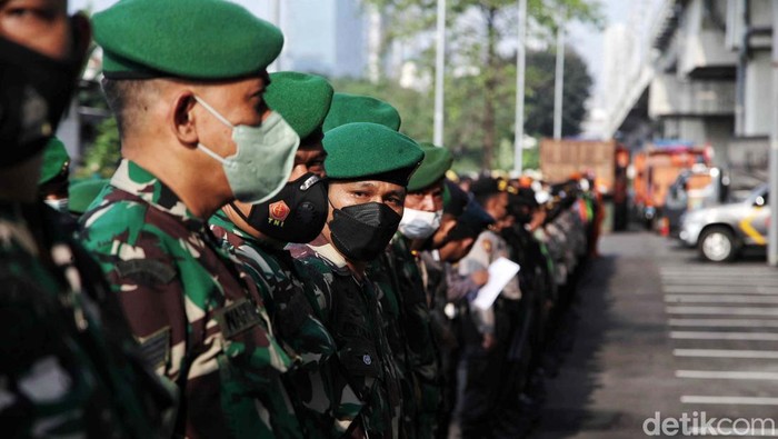 Apel Persiapan Penertiban Lokalisasi Gunung Antang Jaktim Pasukan gabungan melakukan apel persiapan penertiban lokalisasi Gunung Antang, Matraman, di kawasan Stasiun Matraman, Jakarta Timur, Selasa (30/8). Lokalisasi Gunung Antang di Matraman akan di tertibkan atau digusur pada hari ini.