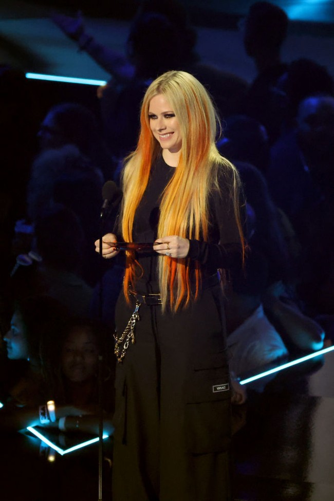 Avril Lavigne memang identik dengan rambut warna-warni bahkan sebelum tren rambut ombre. Foto: Getty Images