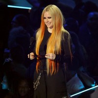 Avril Lavigne memang identik dengan rambut warna-warni bahkan sebelum tren rambut ombre. Foto: Getty Images