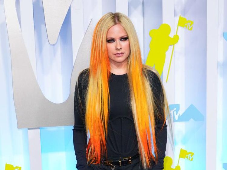 7 Foto Penampilan Avril Lavigne Tak Berubah dari 20 Tahun Lalu, Menolak Tua