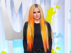 7 Foto Penampilan Avril Lavigne Tak Berubah dari 20 Tahun Lalu, Menolak Tua