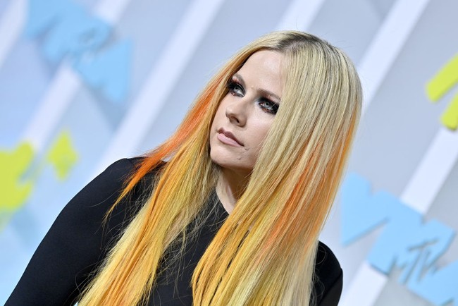 Malam itu penampilan Avril begitu mencolok dengan rambut pirang yang di-mix dengan warna oranye.  Foto: Getty Images