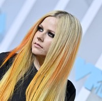 Malam itu penampilan Avril begitu mencolok dengan rambut pirang yang di-mix dengan warna oranye.  Foto: Getty Images