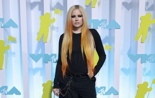 Avril Lavigne masih sama seperti dulu. Dia tidak menghilangkan gaya punk-rock-nya. Foto: Getty Images