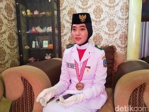 Tangis Ayumi Sasaki saat Dipilih Jadi Pembawa Baki Bendera di Istana Merdeka