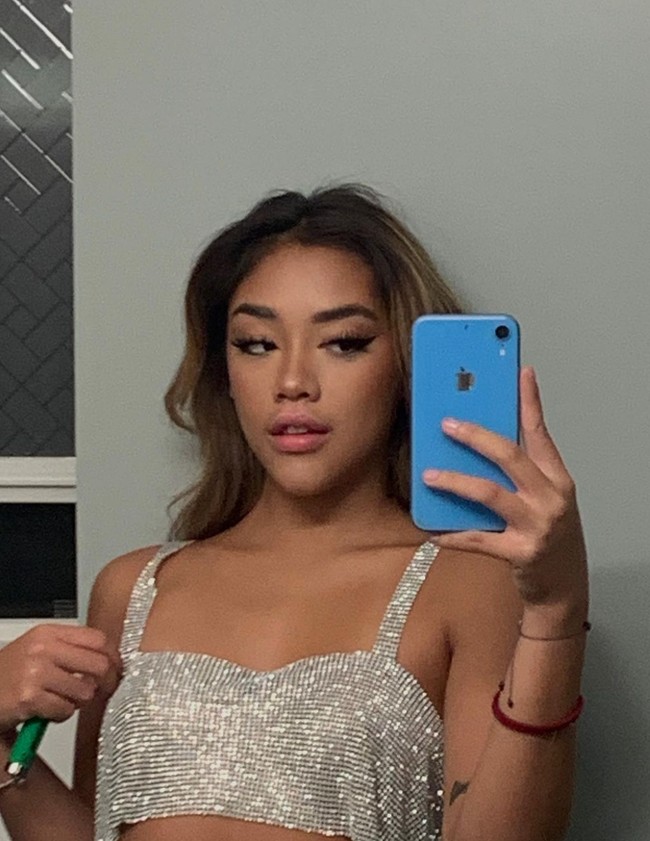 Baila tampak cukup aktif di akun Instagramnya. Ia kerap membagikan foto-fotonya berpenampilan seksi. Hingga saat ini Baila sendiri sudah memiliki pengikut sebanyak 255 ribu. Foto: Instagram/@bailafauri