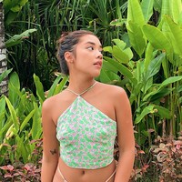 Memiliki kulit eksotis dan tubuh langsing, penampilan Bauri kerap jadi sorotan. Seperti dalam foto yang satu ini remaja 20 tahun itu tampak memadukan crop top bermotif bunga dengan bawahan bikini. Foto: Instagram/@bailafauri