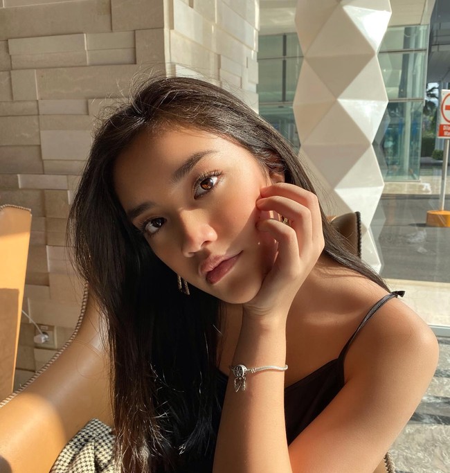 Jago berpose dan selalu tampil stylish, tak heran jika foto-foto unggahan Baila selalu banjir pujian. Seperti dalam foto yang satu ini, Baila tampak memamerkan kecantikan naturalnya. Foto: Instagram/@bailafauri