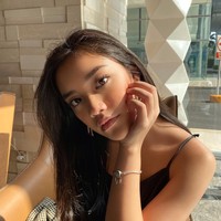 Jago berpose dan selalu tampil stylish, tak heran jika foto-foto unggahan Baila selalu banjir pujian. Seperti dalam foto yang satu ini, Baila tampak memamerkan kecantikan naturalnya. Foto: Instagram/@bailafauri