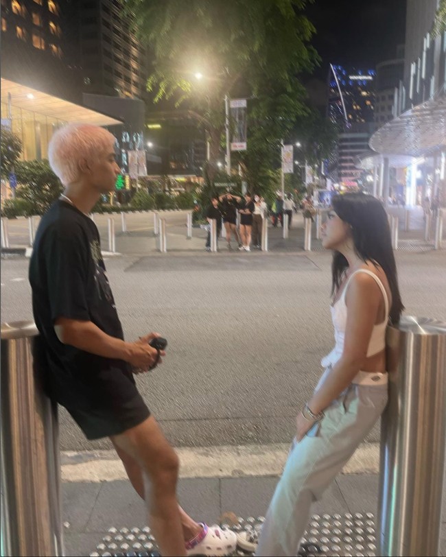 Devano Danendra kini sudah memiliki kekasih baru usai putus dari Naura Ayu. Melalui akun Instagramnya, putra Iis Dahlia itu sempat memamerkan kebersamaannya dengan pacar baru yang bernama Baila Fauri sambil menuliskan caption yang romantis. Foto: Instagram/@iamdevano