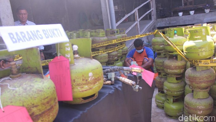 Barang bukti dan pelaku bisnis kemas ulang elpiji subsidi di Jombang