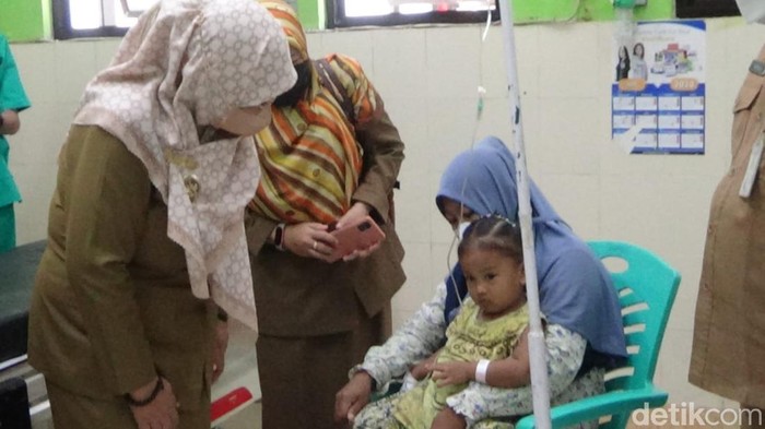 Bayi atresia ani alias tidak memilik anus yang akan segera dirujuk ke Surabaya