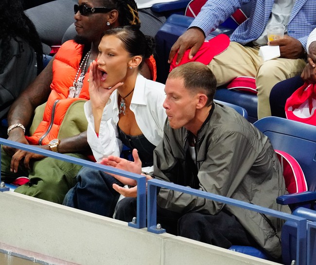 Bella Hadid dan Mark Kalman duduk sederet dengan rapper Offset. Para wajah tenar lainnya yang tampak di antara 23.000 lebih penonton di Arthur Ashe Stadium, yakni mantan presiden AS Bill Clinton,  aktor Hugh Jackman, bos Vogue Anna Wintour, dan Mike Tyson. (Foto: GC Images/Gotham)