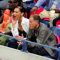 Bella Hadid dan Mark Kalman duduk sederet dengan rapper Offset. Para wajah tenar lainnya yang tampak di antara 23.000 lebih penonton di Arthur Ashe Stadium, yakni mantan presiden AS Bill Clinton,  aktor Hugh Jackman, bos Vogue Anna Wintour, dan Mike Tyson. (Foto: GC Images/Gotham)