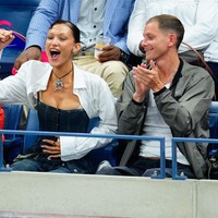 Turut melengkapi gayanya, sebuah kemeja putih yang memberi sentuhan akhir preppy. Tidak ketinggalan, kalung statement bernuansa etnik. (Foto: GC Images/Gotham)