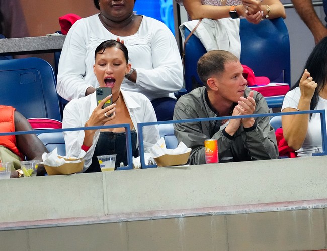 Sebelumnya, Bella Hadid sempat curhat soal kehilangan pekerjaan dan dimusuhi teman sendiri karena sikapnya yang pro-Palestina. Ada banyak sekali brand yang berhenti bekerja sama dengankku. Banyak temanku yang juga menjauhiku. Bahkan teman-teman yang sering makan malam denganku setiap Jumat malam selama tujuh tahun, sekarang tidak mengundangku lagi ke rumah mereka, kata Bella Hadid kepada jurnalis Tagouri di podcast The Rep. (Foto: GC Images/Gotham)