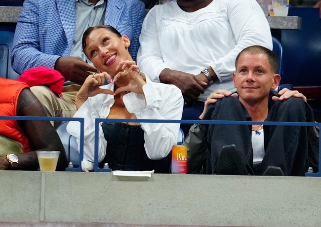 Bagi model berdarah Palestina ini sendiri, momen tersebut terbilang spesial. Untuk pertama kalinya, ia menyaksikan US Open bersama sang kekasih, Marc Kalman. (Foto: GC Images/Gotham)