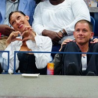 Bagi model berdarah Palestina ini sendiri, momen tersebut terbilang spesial. Untuk pertama kalinya, ia menyaksikan US Open bersama sang kekasih, Marc Kalman. (Foto: GC Images/Gotham)