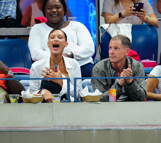 Selama pertandingan, Bella Hadid tak ragu untuk mengekspresikan antusismenya. Sesekali ia terlihat berteriak untuk menyemangati petenis jagoannya. (Foto: GC Images/Gotham)