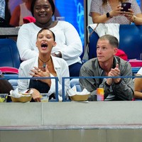 Selama pertandingan, Bella Hadid tak ragu untuk mengekspresikan antusismenya. Sesekali ia terlihat berteriak untuk menyemangati petenis jagoannya. (Foto: GC Images/Gotham)